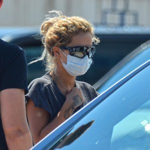 Sletjela Rita Ora, pokušala se sakriti iza sunčanih naočala i zaštitne maske za lice