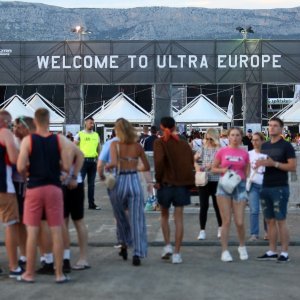 Posjetitelji pristižu na treću večer Ultra Europe festivala 2018.
