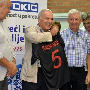 Kasparovu je uručen dres naše nogometne reprezentacije s njegovim imenom