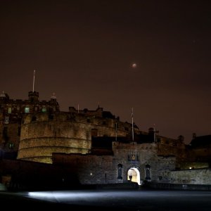 Vučji mjesec iznad dvorca duhova u Edinburghu
