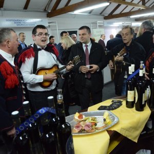 Višnja Pevec i gradonačelnik Dario Hrebak pjevali s klapom na Pčelarskom sajmu