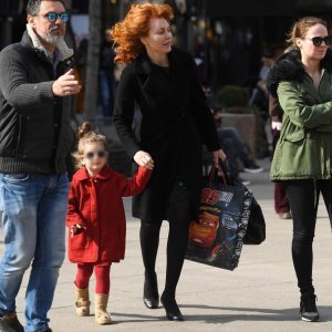 Ana Karamarko s prijateljima i kćerkom u šetnji gradom