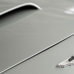 Usisnik zraka na prednjoj haubi Aston Martina DB5