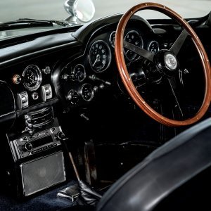 Unutrašnjost kabine Aston Martina DB5