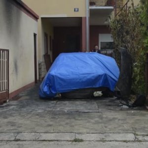 Zadar: U dvorištu obiteljske kuće izbio požar na automobilu