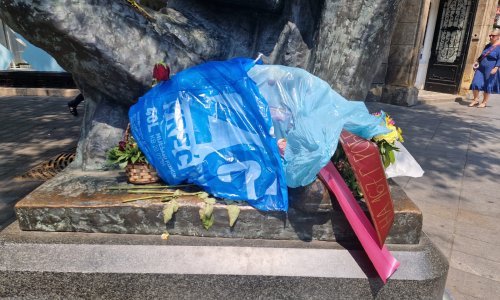 Pred Teslinim spomenikom osvanula vreća za smeće, Pupovac otkrio o čemu se radi