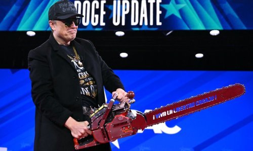 Elon Musk mahao motornom pilom na skupu konzervativaca, na njoj je uočen slogan