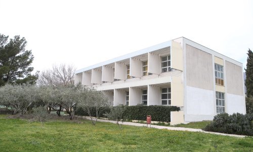 Ravnatelj osnovne škole na jugu Hrvatske pijan pretukao muškarca