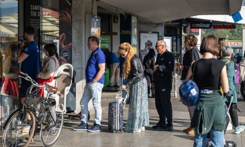 FOTO: Pogledajte gužvu ispred jedne od rijetkih otvorenih pekarnica u Zagrebu