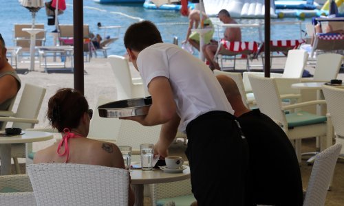 U prvom polugodištu 34.000 oglasa za posao, najviše se traže prodavači i konobari