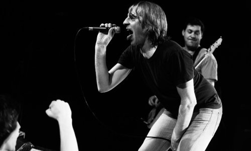 Stage diving i leteći grudnjaci u pedesetima? Zašto da ne!