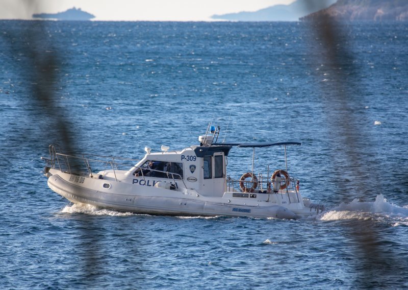 Ribarska brodica udarila u usidrenu jahtu kod marine Kornati