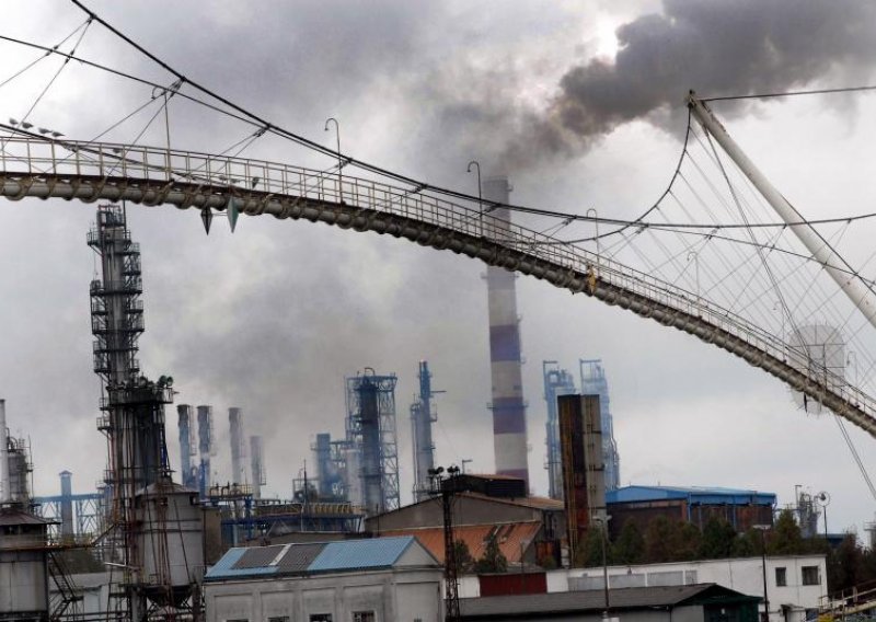Dim koji izlazi iz rafinerije u Bosanskom Brodu je para