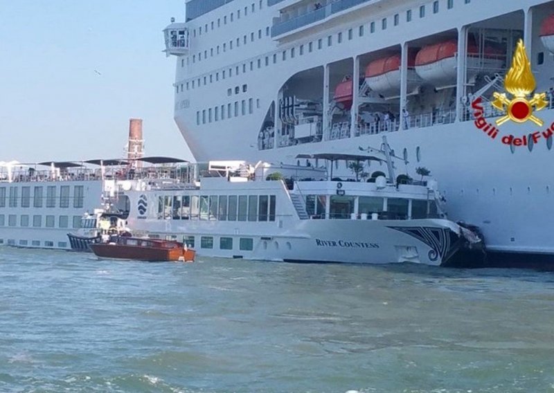 U Veneciji kruzer udario brodicu, ljudi u panici bježali po doku
