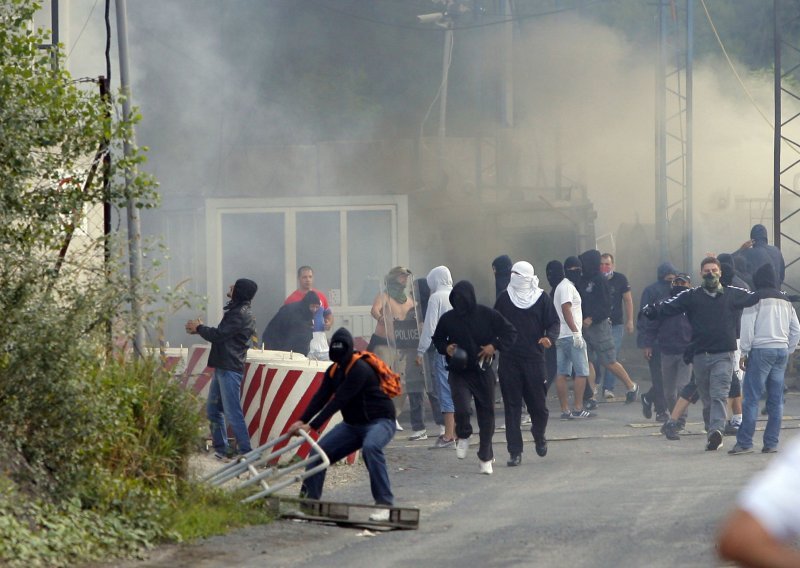 Border crossing post between Serbia and Kosovo in flames