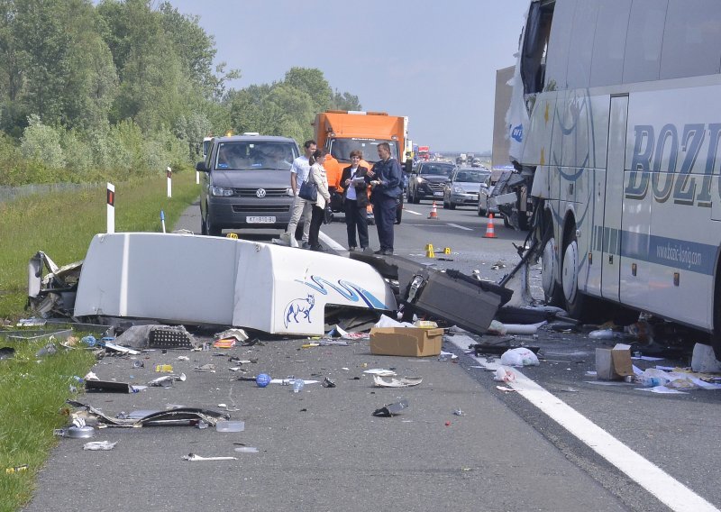 Na A3 poginuo vozač kamiona, putnici iz autobusa u bolnici