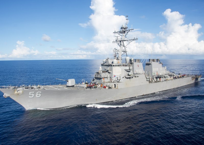 Bijela kuća pokušala je maknuti brod USS John McCain iz Trumpova vidokruga