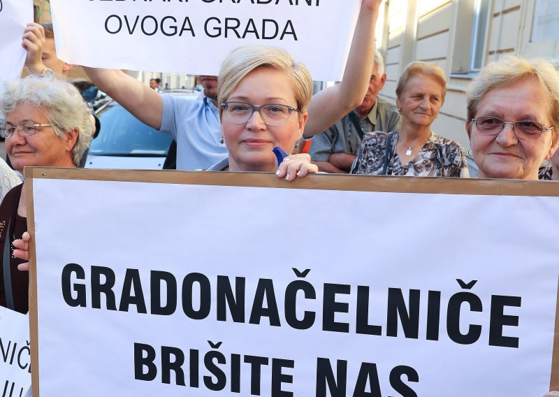 Prosvjednici s Petruševca dočekali Bandića s transparentima i zvižducima