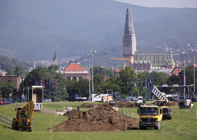 Bandić započeo gradnju fontana, Skupština na nogama