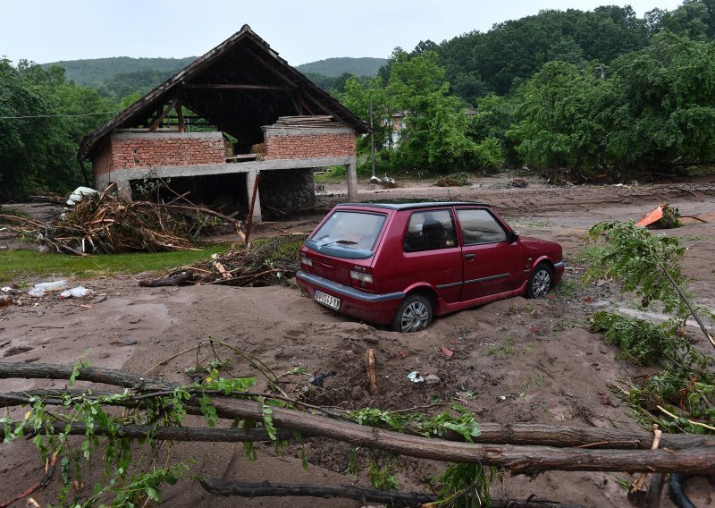 [FOTO] Pogledajte posljedice katastrofalnih poplava u Srbiji; evakuirane stotine osoba, oštećeni putevi, srušeni brojni mostovi