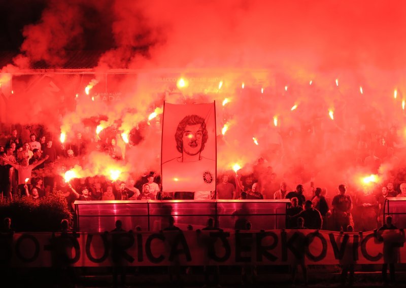 Emotivan oproštaj od legende Hajduka; na Starom placu zahvalili mu bakljadom