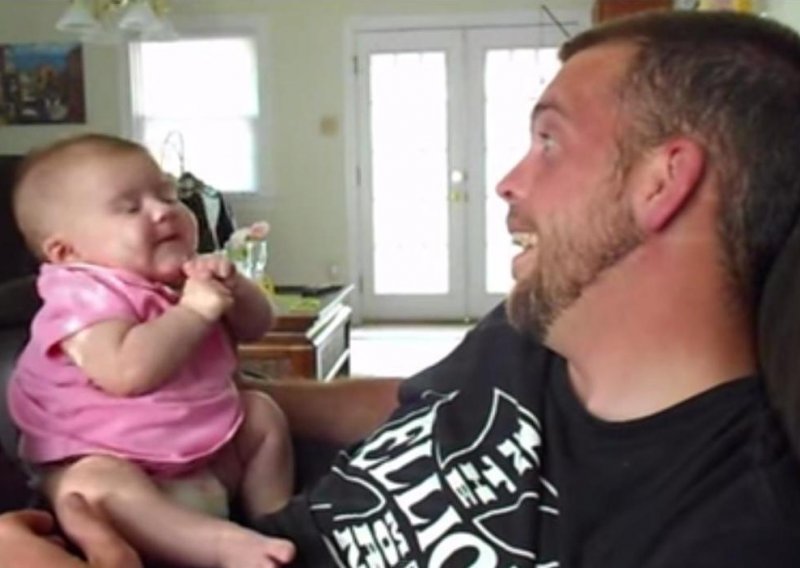 Dvomjesečna beba rekla tati da ga voli