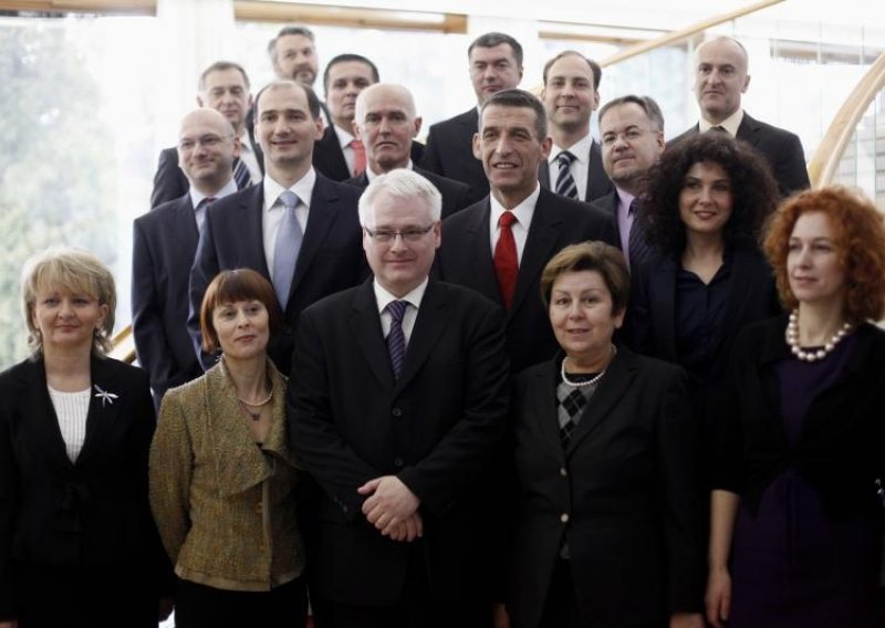 Josipović za oproštaj odlikovao najdraže suradnike i suradnice