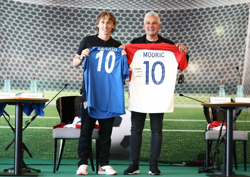 Luka Modrić i Roberto Baggio razmijenili dresove na predstavljanju nogometnog kampa