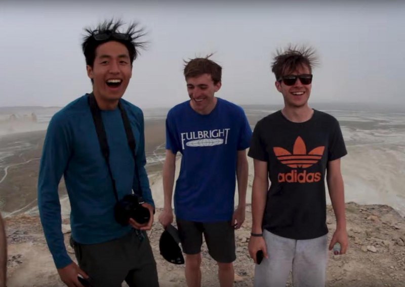 Ova trojica mladića snimili su kako to izgleda kad ti se digne kosa na glavi