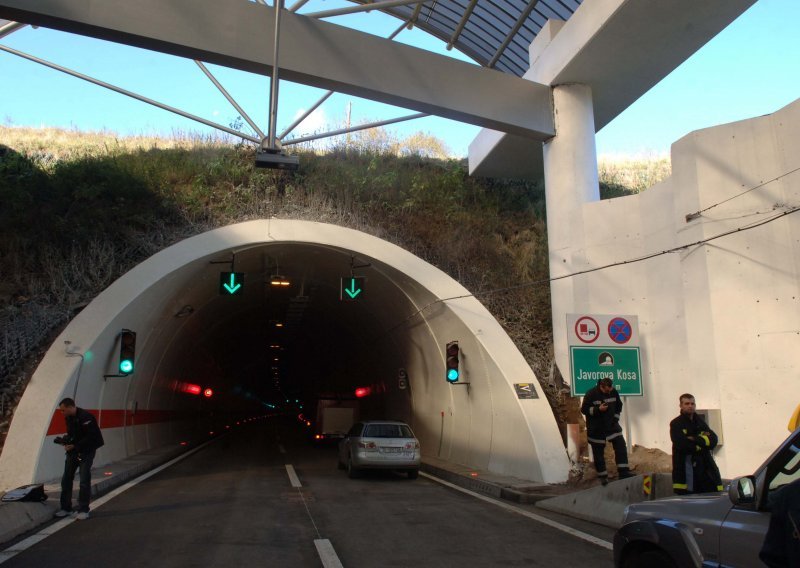 Usporen promet zbog nesreće u tunelu Javorova kosa