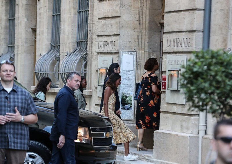 Obiteljska idila: Barack Obama s Michelle i kćerima uživa u delicijama juga Francuske
