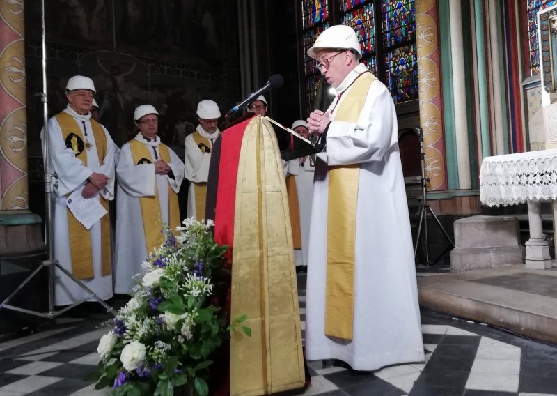 [VIDEO] U katedrali Notre Dame održana prva misa od katastrofalnog požara, svećenici i vjernici nosili kacige