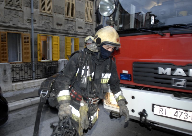 Požar u noćnom klubu u Viškovu, vatrogasci na terenu