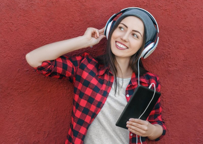 Mladi u Hrvatskoj slušaju glazbu satima; većina više od četiri sata dnevno