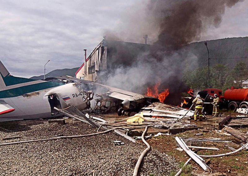 Zrakoplov s pedeset putnika zabio se u zgradu i zapalio, najmanje dvoje ljudi poginulo
