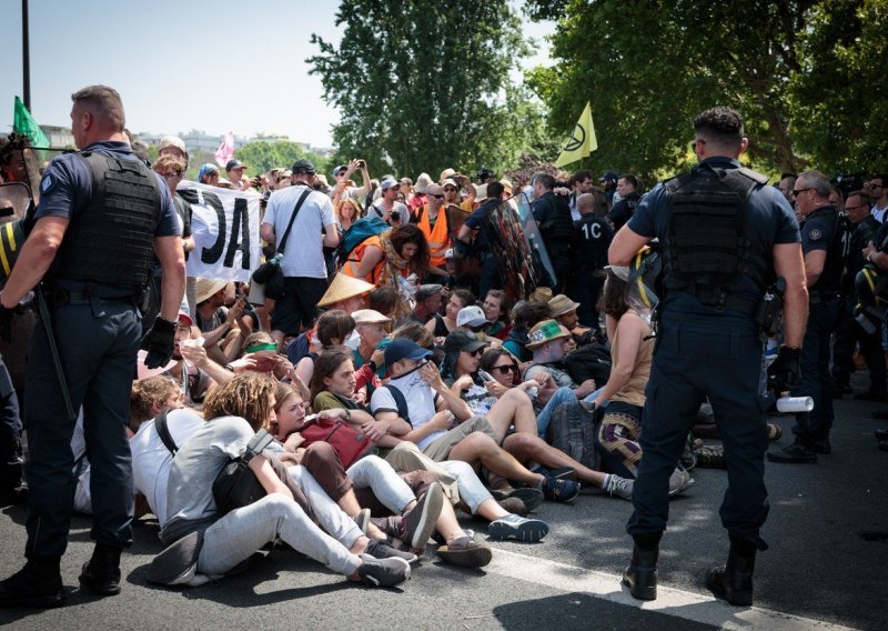 Klimatski aktivisti sukobili se s policijom u Parizu