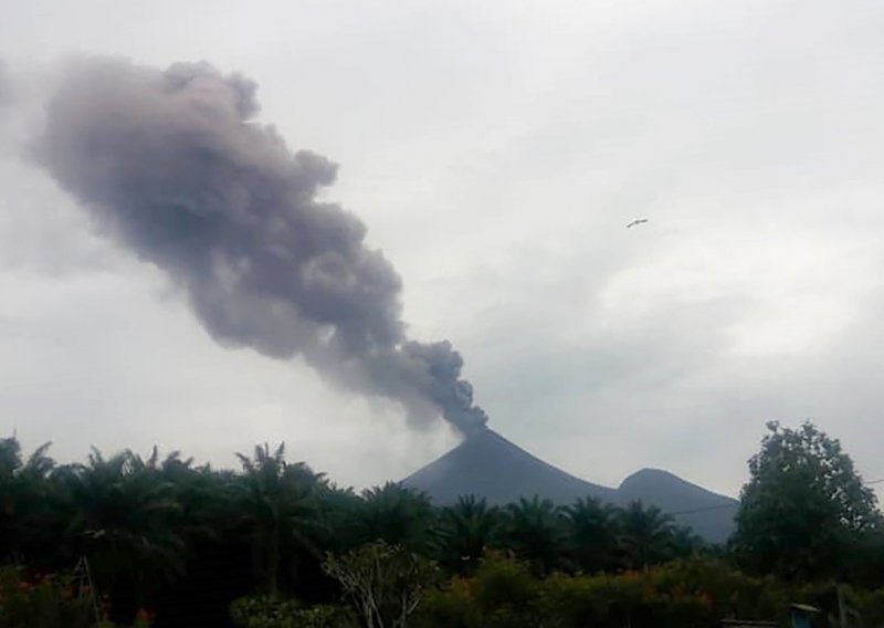 Vulkani natjerali u bijeg 15 tisuća ljudi na Papui Novoj Gvineji