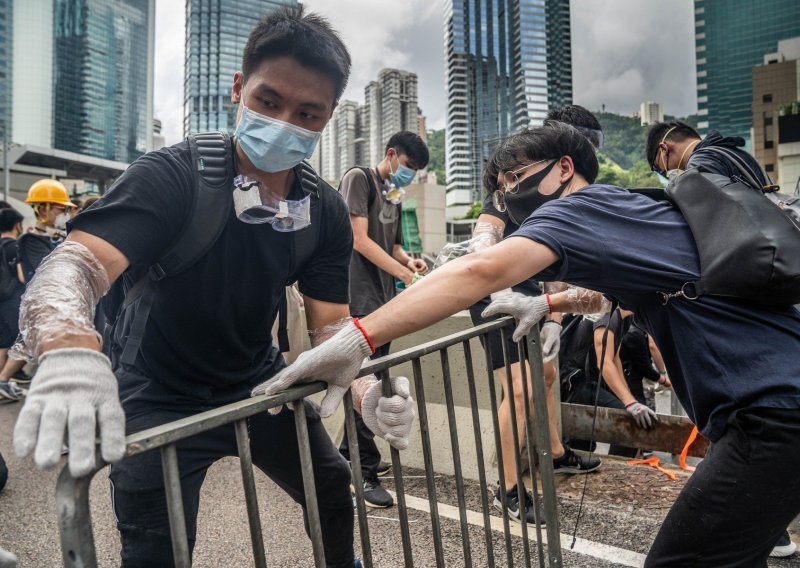 Policija suzavcem tjera prosvjednike u Hong Kongu, milijuni na ulici zbog kontroverznog zakona o izručenju u Kinu