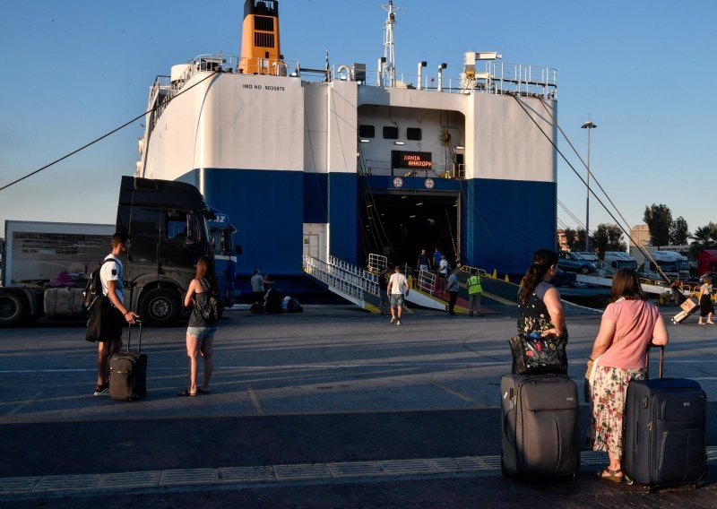Tisuće putnika zaglavili u Grčkoj zbog štrajka trajektnih radnika
