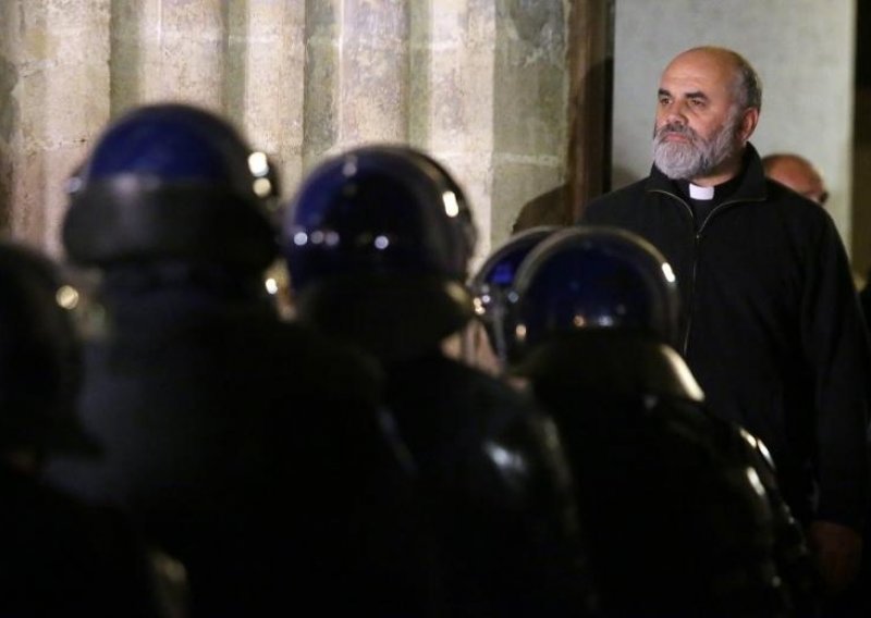 Svećenik koji je zaustavio policiju je bivši branitelj