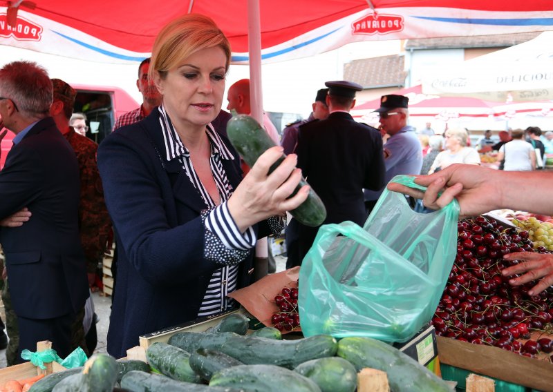 [FOTO] Predsjednica Kolinda Grabar Kitarović u Slunju kupila svježeg povrća