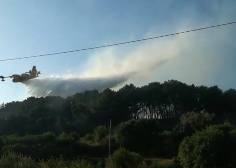 Kanader i helikopter gase požar kod Trogira