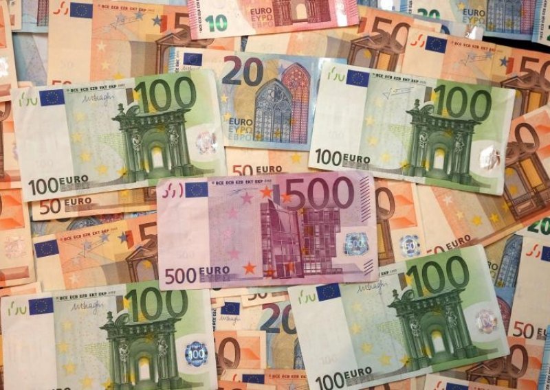 Euro ojačao unatoč labavoj politici ECB-a
