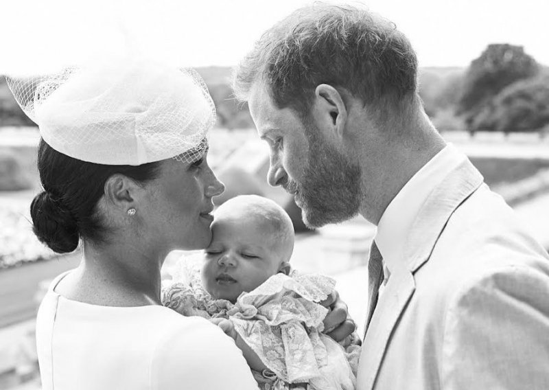 Meghan Markle i princ Harry po prvi put su svijetu u cjelosti pokazali sina povodom njegova krštenja, koje se znatno razlikovalo od svih dosad