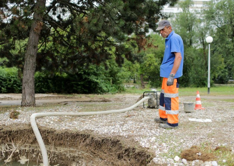 Pola novog Zagreba jutros bez vode, problem se rješava, no građani se žale: Cisterni s vodom nigdje!