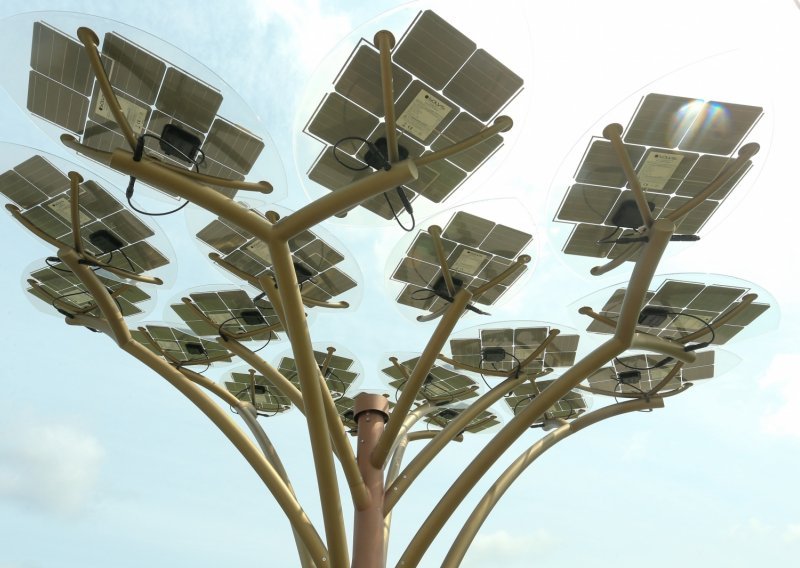 [FOTO] Solarno stablo u Osijeku prolaznicima omogućuje punjenje elektroničkih uređaja