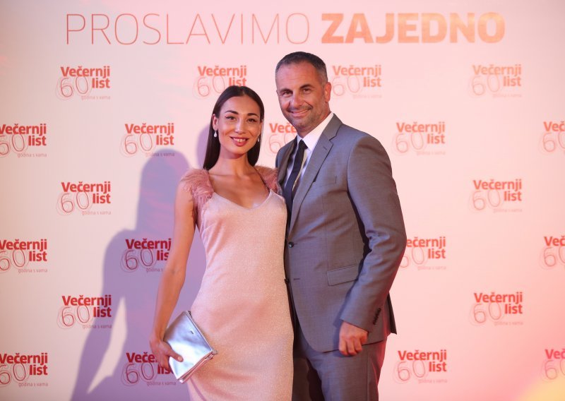Sretniji nego ikad: Joško Lokas u ludom provodu sa svojom atraktivnom djevojkom