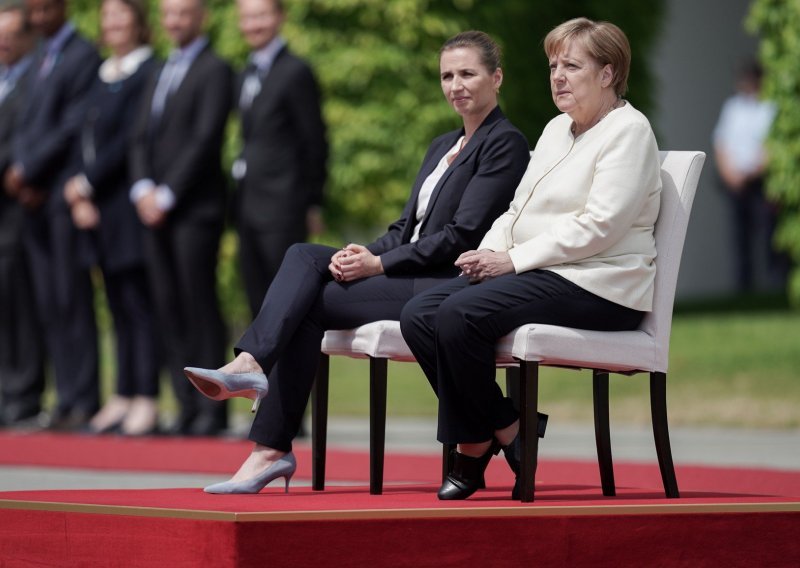 Merkel sjedila na ceremoniji dobrodošlice danskoj premijerki nakon tremora