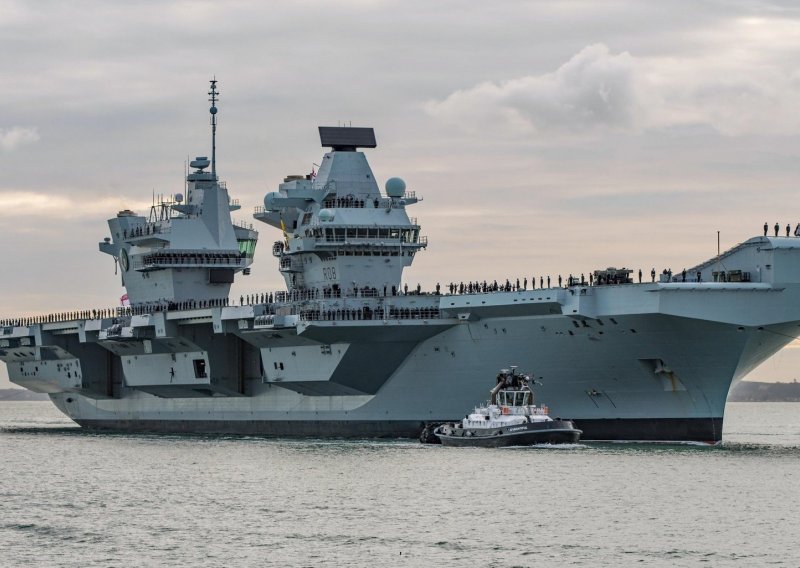 [VIDEO] Ponos britanske mornarice ponovno vraćen u matičnu luku zbog propuštanja vode