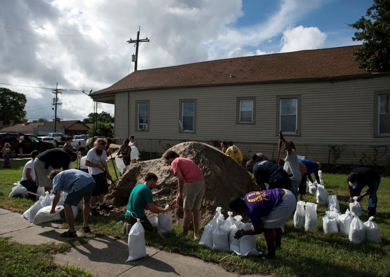 Stanovnici New Orleansa čekaju uragan: Neki kod kuće a neki u barovima